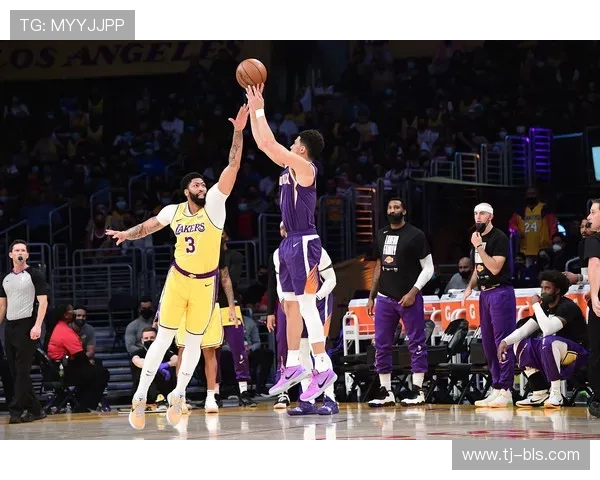 布克上半场表现挣扎12投5中仅得14分5篮板罚球命中率低迷